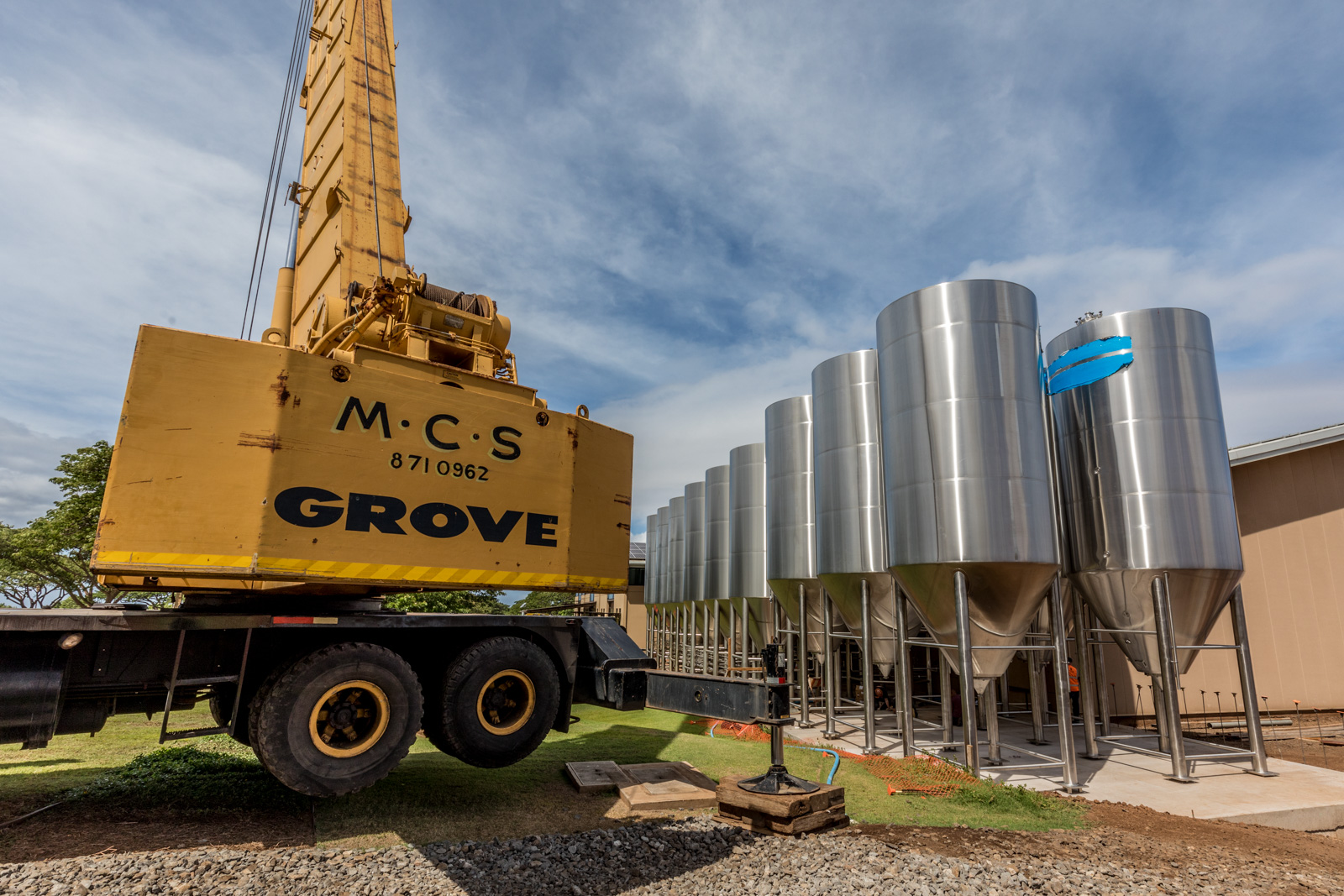 250 BBL Fermentation Tank Installation at Maui Brewing Co